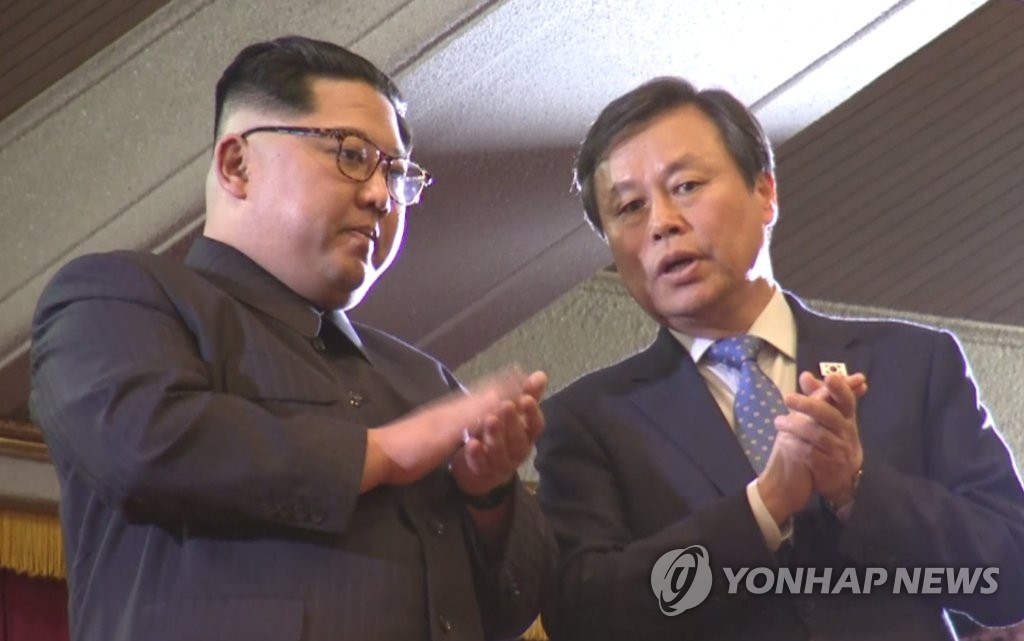 公演会場で拍手を送る金委員長（左）と韓国芸術団の団長を務める都鍾煥文化体育観光部長官（写真共同取材団）＝１日、平壌（聯合ニュース）