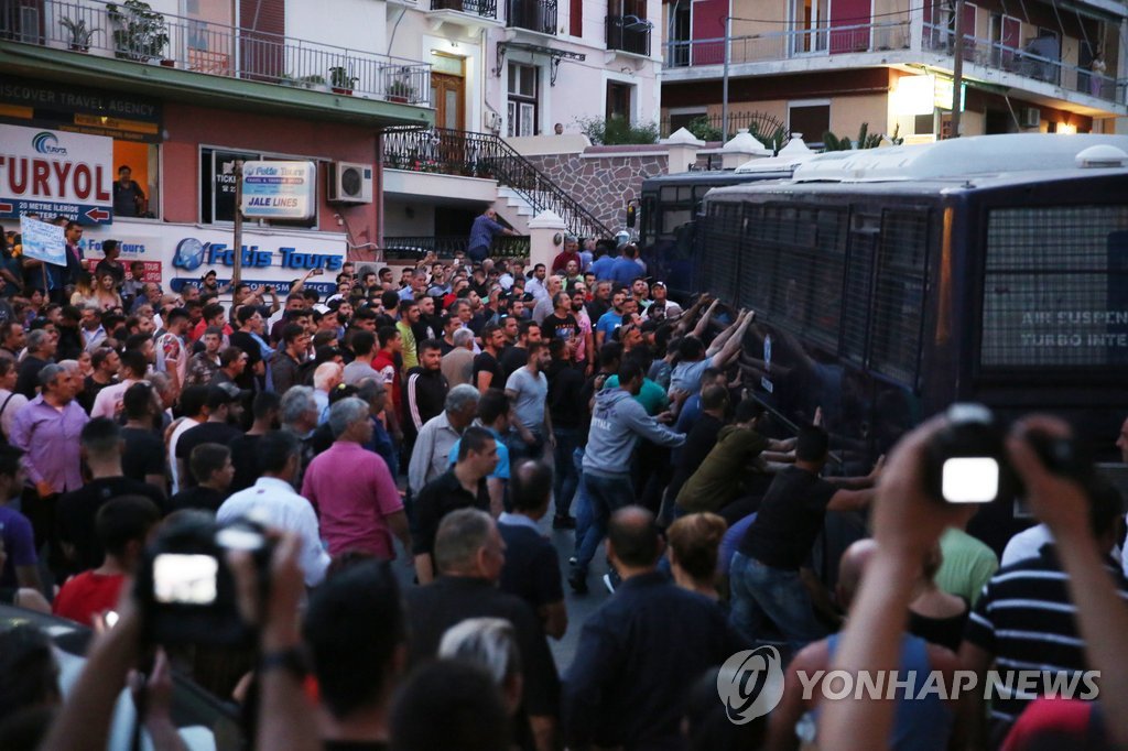 경찰 버스 흔들며 난민 정책에 항의하는 그리스 섬 주민들