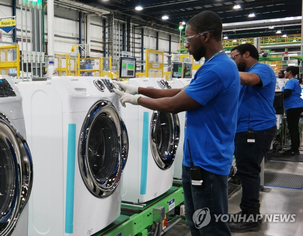 Workers at Samsung Electronics Co.'s factory in Newberry, South Carolina, check washing machines in this photo provided by the South Korean home appliance maker on May 8, 2018. (Yonhap) 