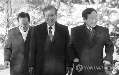 3당 합당 당시 김종필(왼쪽부터) 신민주공화당 총재, 노태우 대통령, 김영삼 민주당 총재.