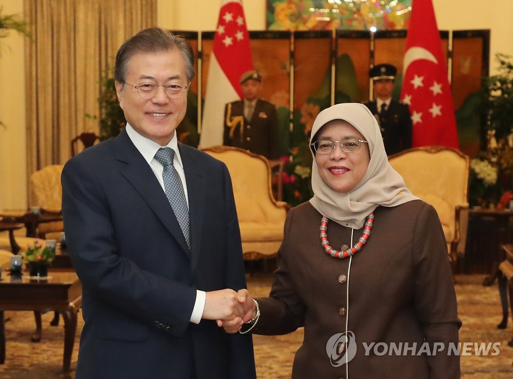 الرئيس مون يتعهد بزيادة التعاون بين كوريا الجنوبية وسنغافورة - 1