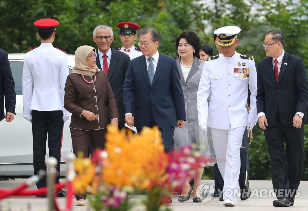 الرئيس مون يتعهد بزيادة التعاون بين كوريا الجنوبية وسنغافورة - 2