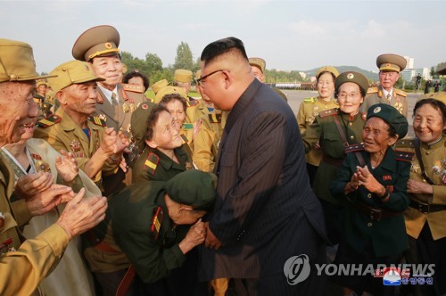 2018년 노병대회 참가자들과 기념촬영하는 김정은