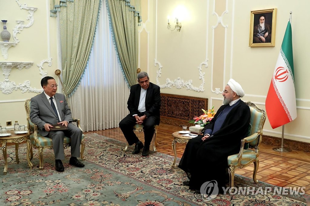 리용호 북 외무상과 회담하는 로하니 이란 대통령