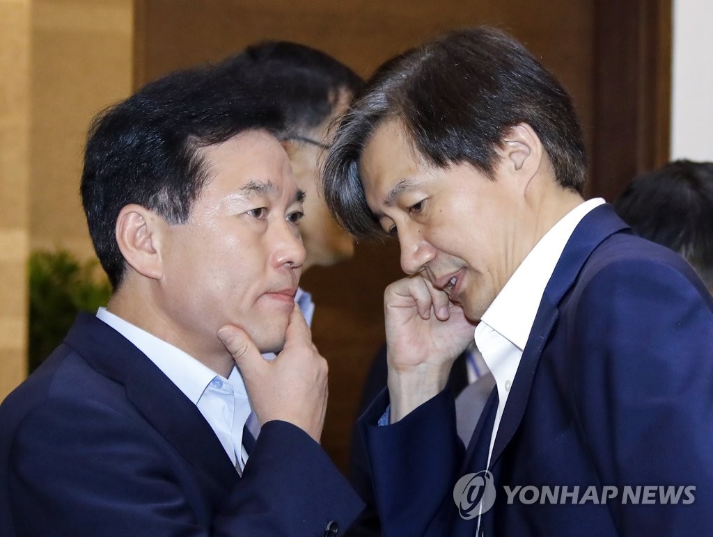 얘기 나누는 조국 민정수석과 정태호 일자리수석