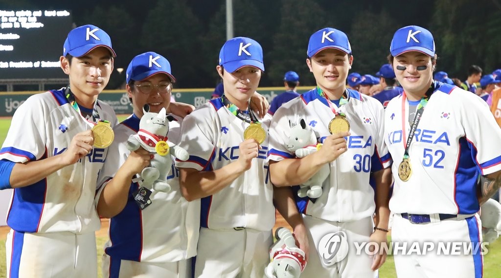 2018 아시안게임에서 금메달을 합작한 이정후(왼쪽)와 김하성(가운데)
