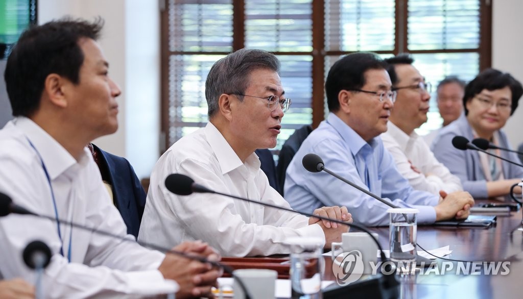 President Moon Jae-in (second from L) speaks in a weekly meeting with his top presidential aides held at his office Cheong Wa Dae in Seoul on Sept. 17, 2018, one day before he was set to embark on a three-day trip to Pyongyang for his third bilateral summit with North Korean leader Kim Jong-un. (Yonhap)