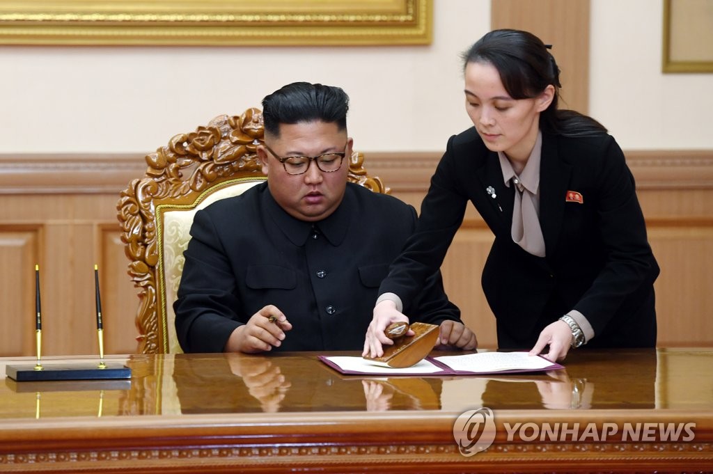 [평양공동선언] 서명하는 김정은 위원장