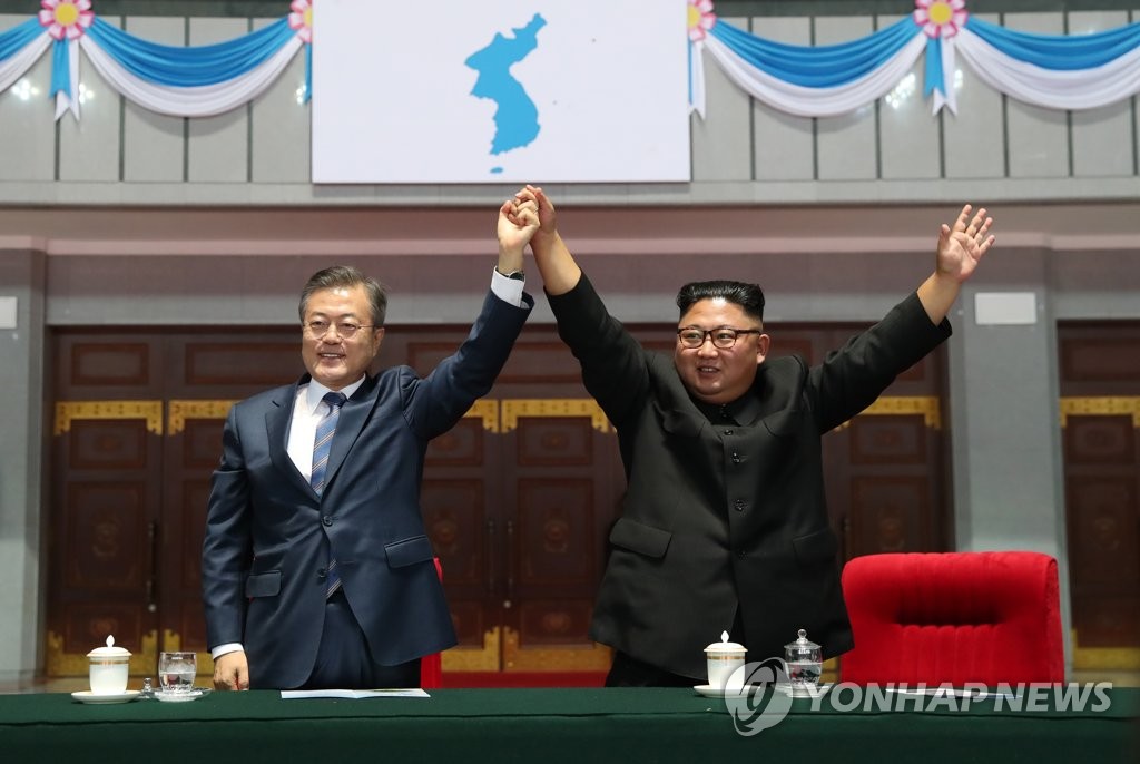 2018년 9월 19일 당시 문재인 대통령과 북한 김정은 국무위원장이 평양 5.1 경기장에서 열린 '빛나는 조국'을 관람한 뒤 환호하는 평양 시민들에게 손을 들어 인사하고 있다. [연합뉴스 자료사진]