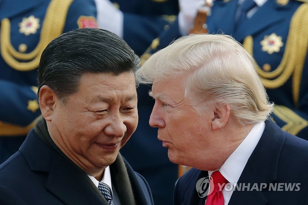 도널드 트럼프 미국 대통령(오른쪽)과 시진핑 중국 국가주석이 지난해 11월 중국 베이징에서 만나 대화를 나누고 있다. [AFP=연합뉴스] 