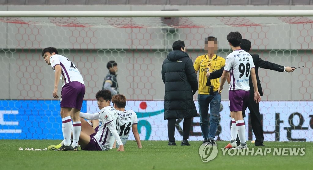 In this file photo, taken Nov. 11, 2018, a Jeonnam Dragons supporter invades the pitch to protest the referee's decision following Jeonnam's 3-2 loss to FC Seoul in a K League 1 match at Seoul World Cup Stadium in Seoul. (Yonhap)