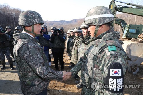 남북 도로 공사 현장서 장병들 격려하는 서주석 차관