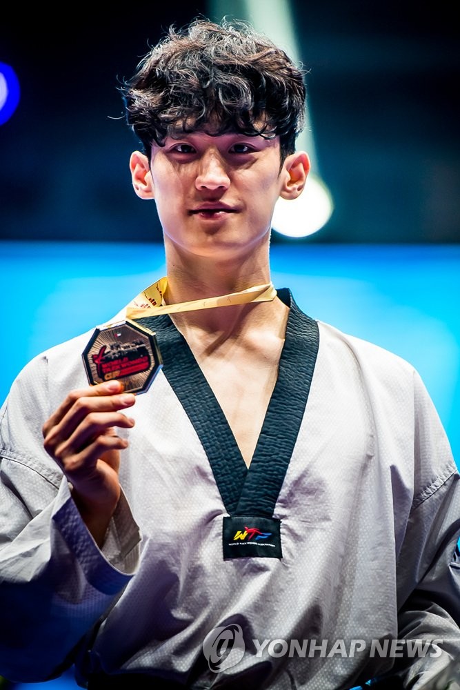 This photo provided by World Taekwondo shows South Korean taekwondo fighter Lee Dae-hoon showing his gold medal after winning the men's 68kg event at the World Taekwondo Grand Prix Final in the United Arab Emirates on Nov. 23, 2018. (Yonhap)