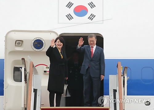 (LEAD) Le président Moon Jae-in arrive à Prague