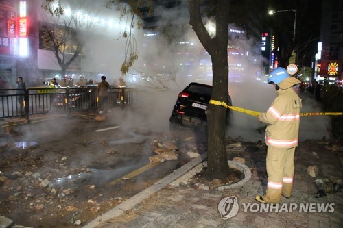 딸·예비사위와 식사후 돌아오던 60대 덮친 끓는 물기둥(종합)