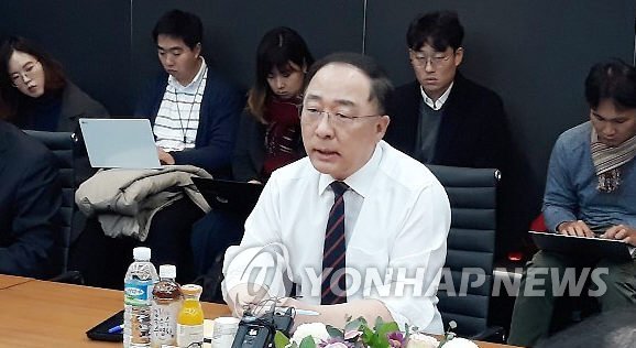 Hong Nam-ki (C), the minister of economy and finance, holds talks with employees of a small auto parts maker in Asan, some 100 kilometers south of Seoul, on Dec. 13, 2018. (Yonhap)