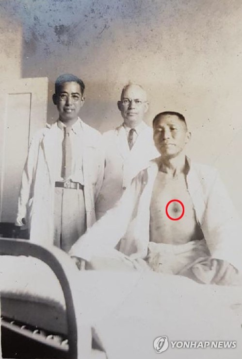 백범 김구 선생(오른쪽 첫 번째)이 1938년 '남목청사건' 때 일제 밀정의 총탄을 맞고 수술을 받은 후 중국 장사 상아병원에서 의료진과 촬영한 기념사진 / 부산시립박물관 제공-연합뉴스