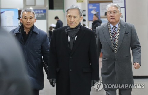 '군 댓글공작 관여' 김관진 징역7년 구형…"역사적 과오 반복"