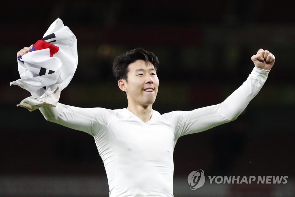 '북런던 더비' 아스널전 승리 후 태극기 손에 든 토트넘 손흥민