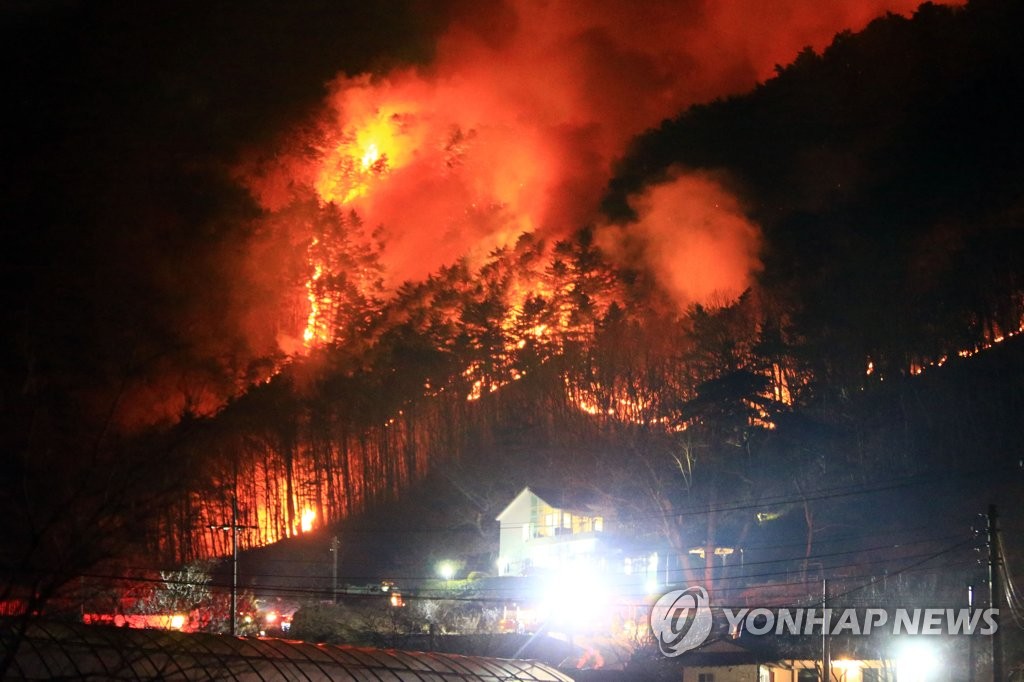 민가 위협하는 양양산불
