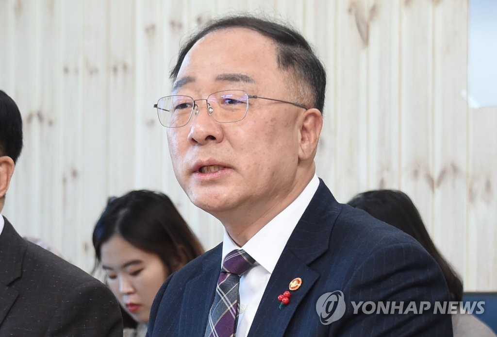 (LEAD) S. Korea striving for US$700 bln in exports: finance minister