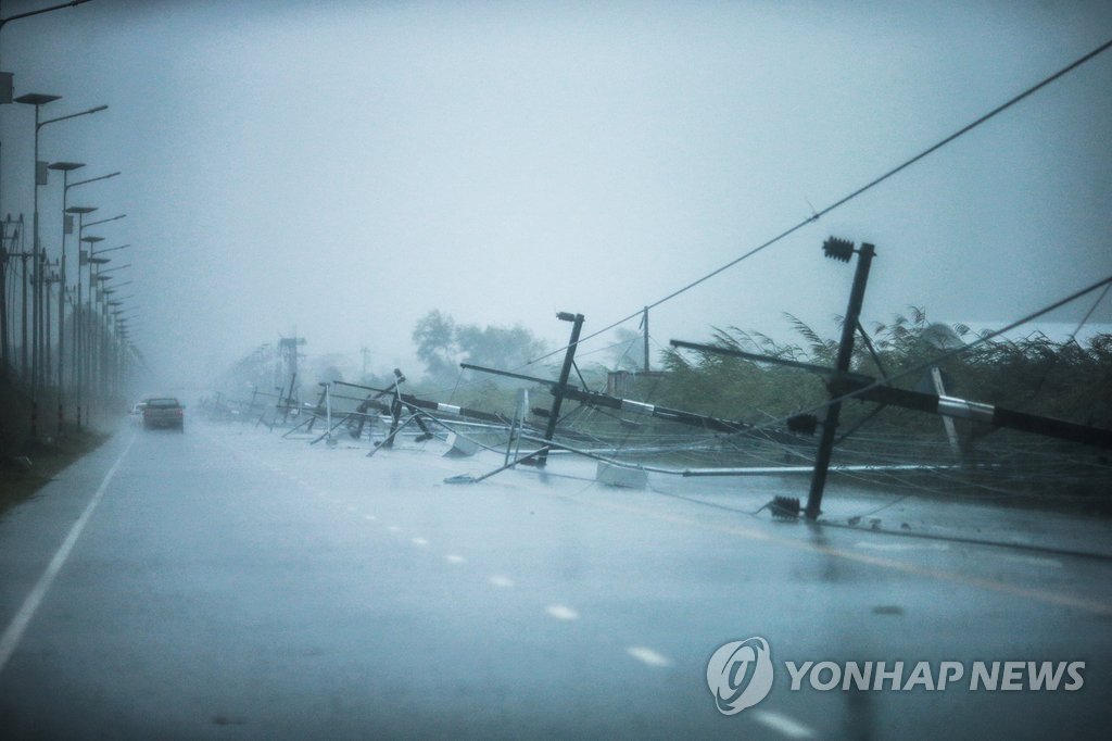 열대성 폭풍 '파북'에 줄지어 넘어진 태국 전봇대들