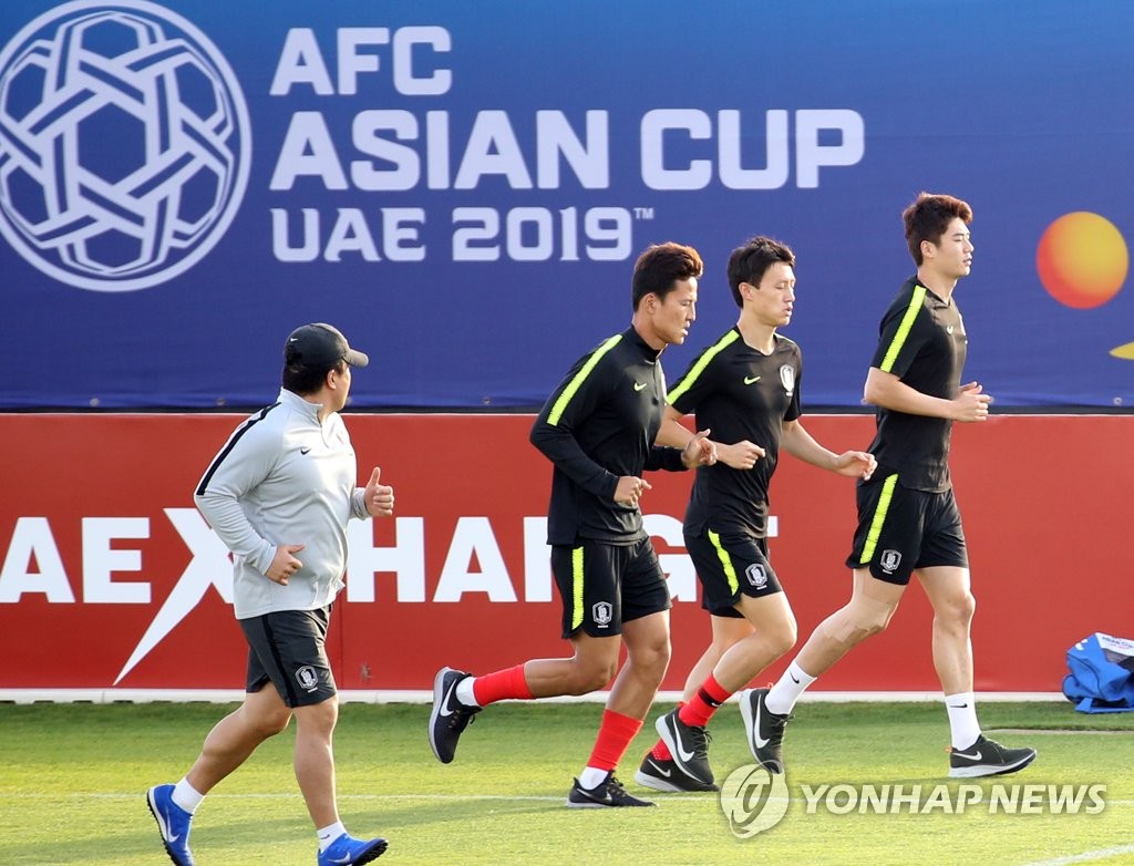 South Korea national football team players Ki Sung-yueng (R), Lee Jae-sung (2nd from R) and Kwon Kyung-won train at a football field at New York University Abu Dhabi to prepare for their AFC Asian Cup Group C match against China in the United Arab Emirates on Jan. 13, 2019. (Yonhap)
