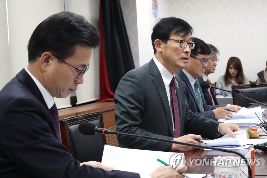 El primer viceministro de Economía y Finanzas, Lee Ho-seung (segundo por la dcha.), habla en una reunión celebrada, el 16 de enero del 2019, en el edificio ministerial de Seúl.