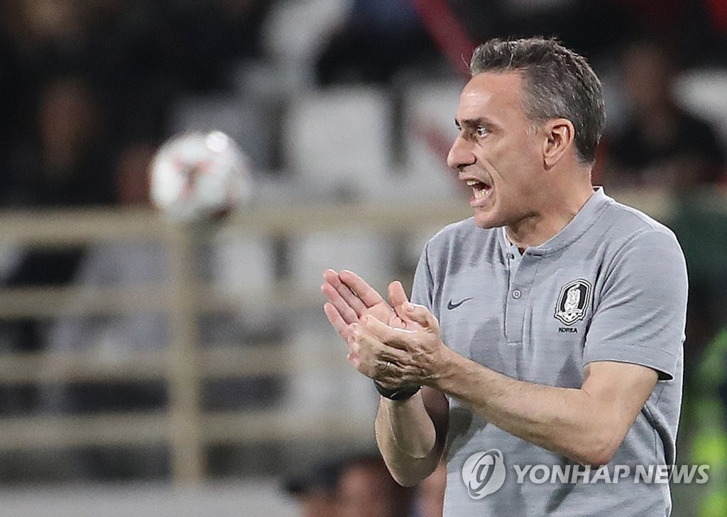 South Korea head coach Paulo Bento directs his players during their 2-0 victory over China in Group C action at the Asian Football Confederation (AFC) Asian Cup at Al Nahyan Stadium in Abu Dhabi on Jan. 16, 2019. (Yonhap)