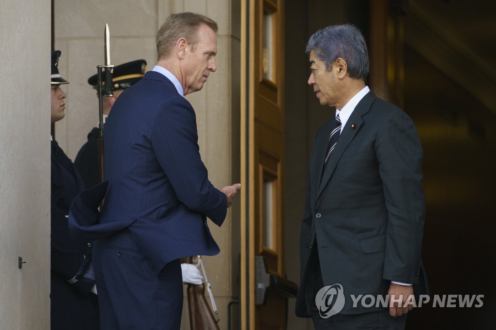 日 방위상 안내하는 美 국방장관 권한대행
