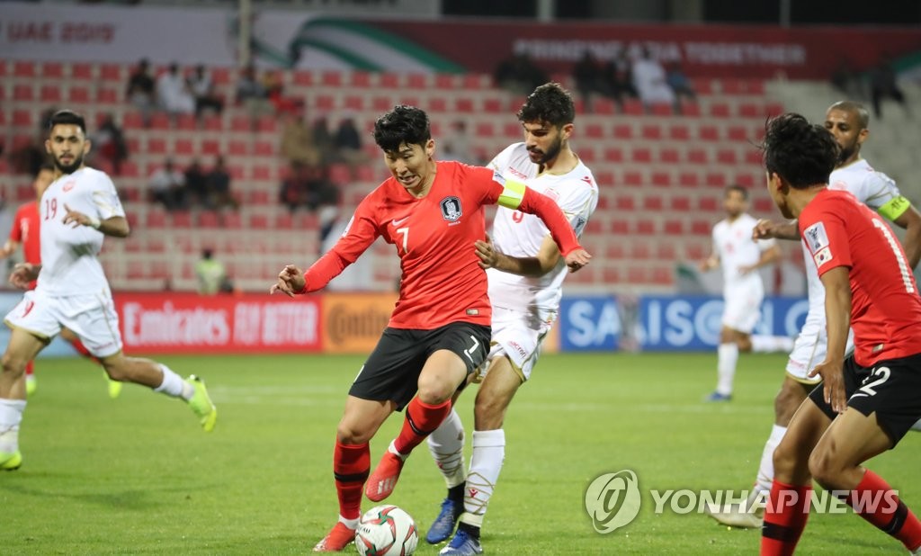 South Korea national football team captain Son Heung-min (C) controls the ball during the AFC Asian Cup round of 16 match against Bahrain at Rashid Stadium in Dubai, the United Arab Emirates, on Jan. 22, 2019. (Yonhap)
