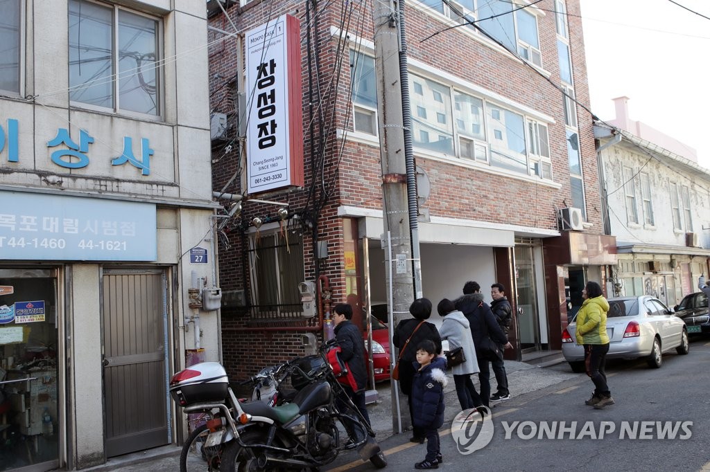 창성장 앞에 모여든 관광객