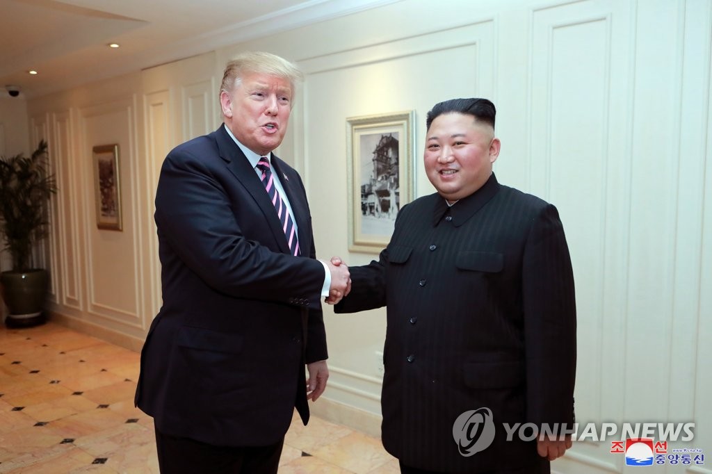 Le dirigeant nord-coréen Kim Jong-un et le président américain Donald Trump échangent une poignée de main à l'hôtel Sofitel Legend Metropole à Hanoï, le mercredi 27 février 2019, a rapporté le lendemain l'Agence centrale de presse nord-coréenne (KCNA). (Utilisation en Corée du Sud uniquement et redistribution interdite) 
