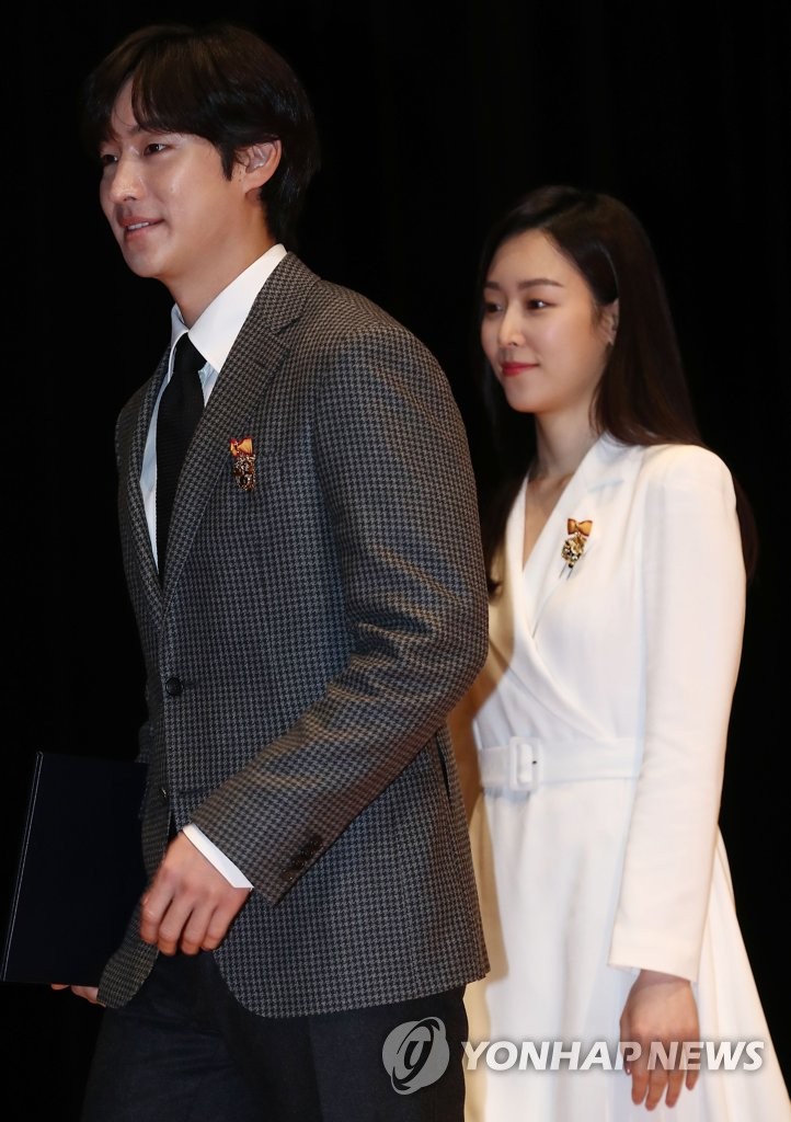 S. Korean actor Lee Je-hoon and actress Seo Hyun-jin | Yonhap News Agency