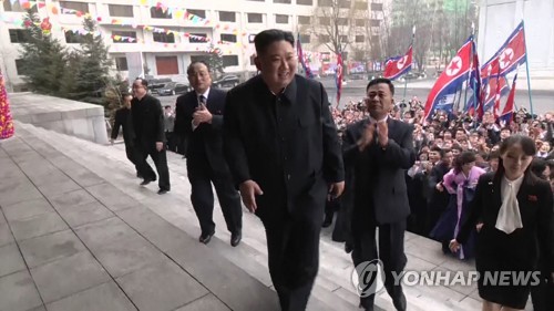 北김정은 귀국후 첫 공개행보…김책공대서 투표