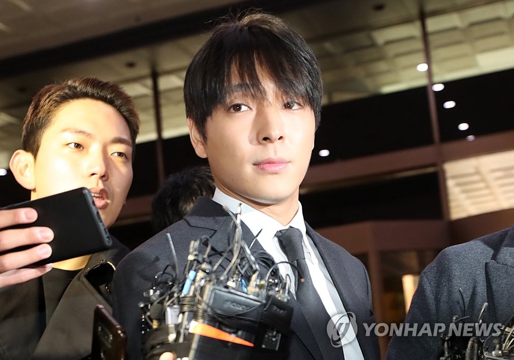 Choi Jong-hoon (C), a former member of boy band FT Island, arrives at the Seoul Metropolitan Police Agency in Seoul to undergo questioning on March 16, 2019, in this file photo. (Yonhap)