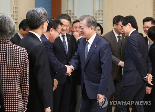 文대통령, 떠나는 장관들과 석별의 정 나누며 '찰칵'