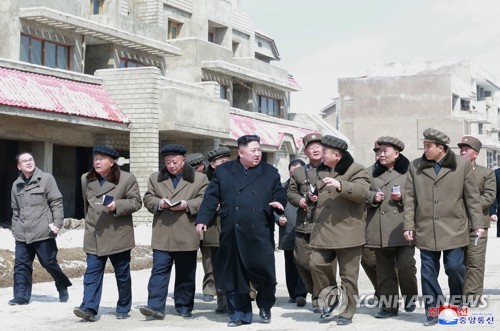 El líder norcoreano dirige las obras de la comarca de Samjiyon