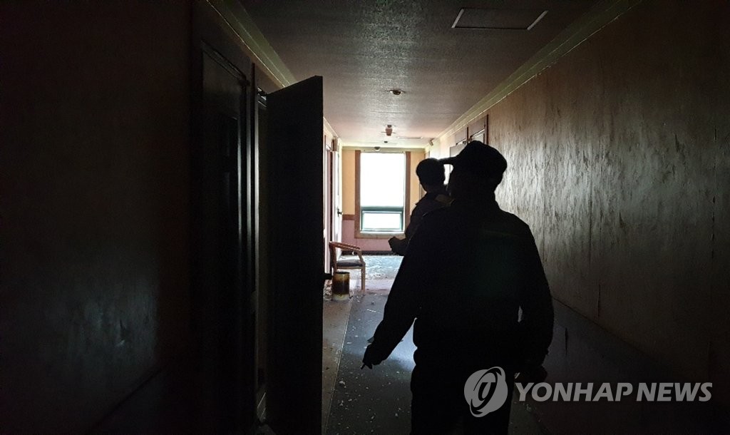 '공포체험' 유튜버 들어간 폐건물 확인하는 경찰관