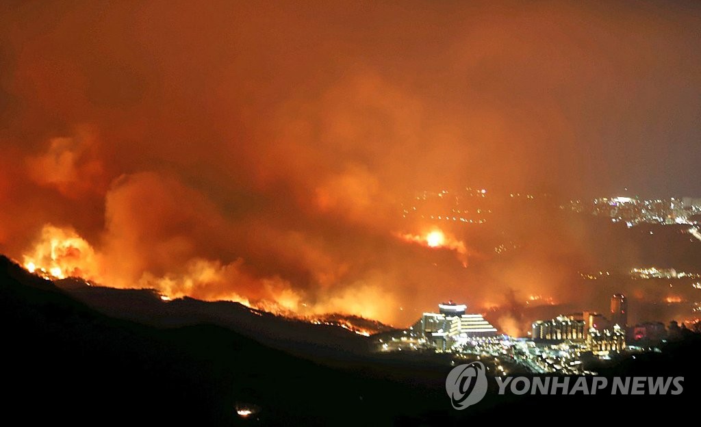 하늘 뒤덮은 고성 산불