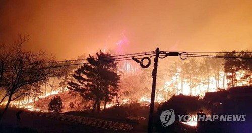 강릉 옥계 산불…동해고속도로 옥계∼동해 양방향 전면 통제