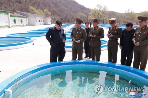 Kim Jong-un inspecciona una piscifactoría