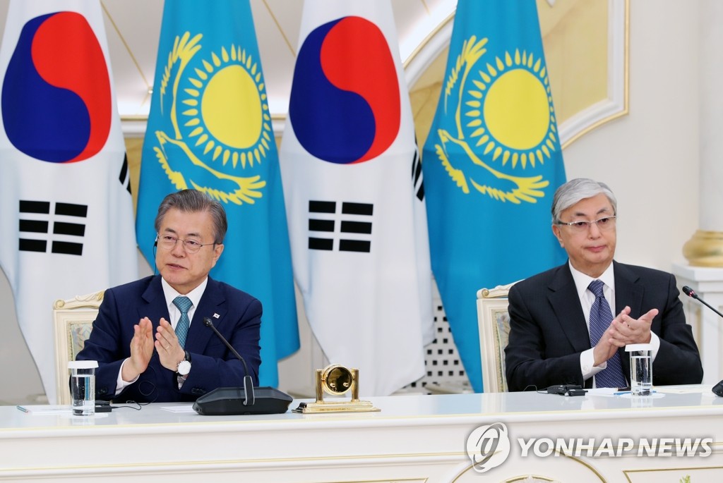 South Korean President Moon Jae-in (L) and Kazakh President Kassym-Jomart Tokayev hold a joint press conference in Nur-Sultan on April 22, 2019 to announce the outcome of their bilateral summit held earlier in the day. Moon is on a three-day state visit to Kazakhstan that began a day before his summit with Tokayev. (Yonhap)