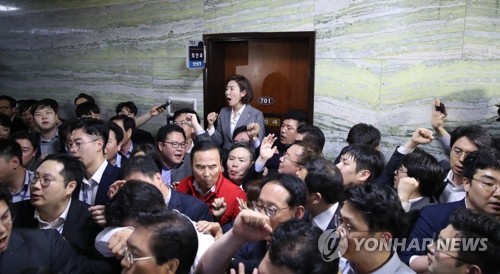 국회 사무처, '의안과 사무실 점거' 한국당 고발 보류할 듯