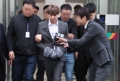 포승줄 묶여 법원 나오는 박유천