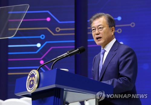 (LEAD) Moon pledges gov't support for non-memory chip businesses