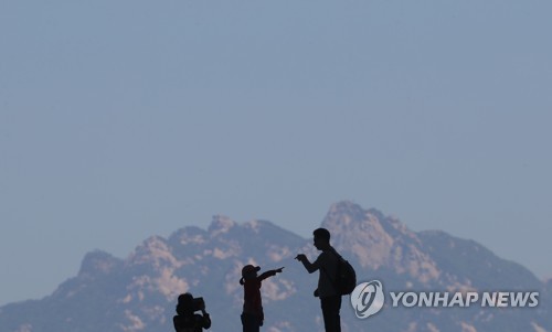 ５月の青空と山をバックに