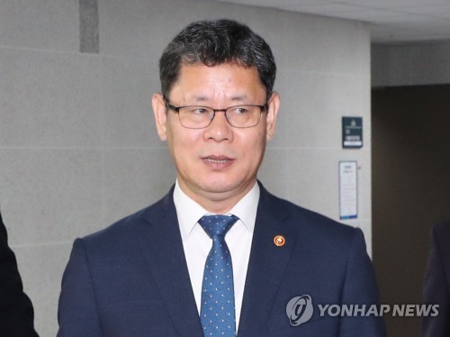 金錬鉄長官＝９日、ソウル（聯合ニュース）