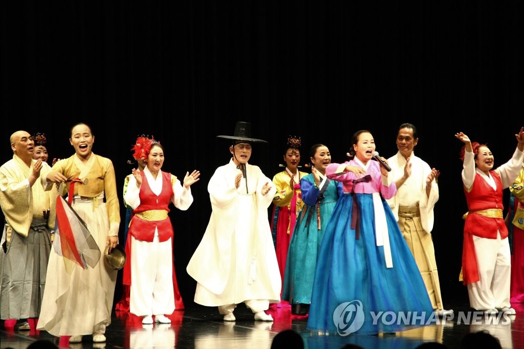 ５月１０日に行われた韓国文化院開院４０周年記念公演「歌（ソリ）が舞（チュム）を呼ぶ」＝（聯合ニュース）