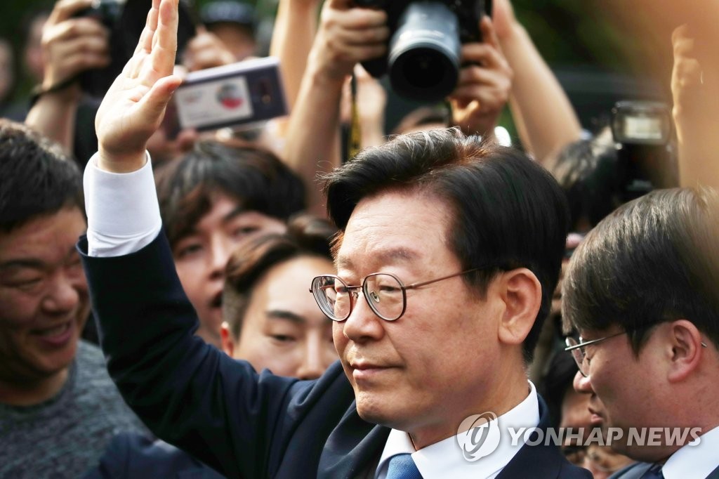 지지자들에게 인사하는 이재명 경기지사
